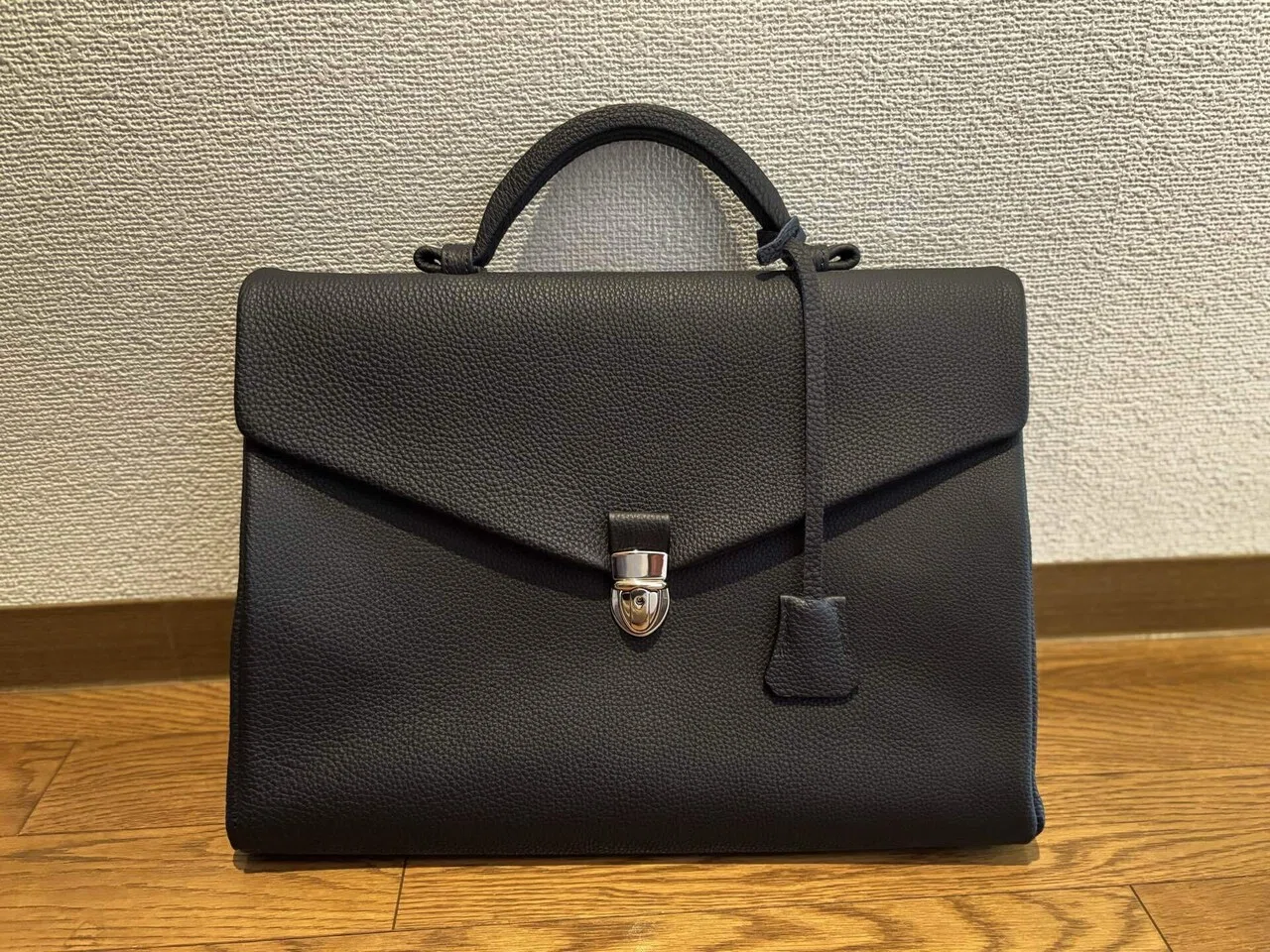 大峡製鞄レイロウという選択。黒を探して辿りついた一品｜Xīng Journal