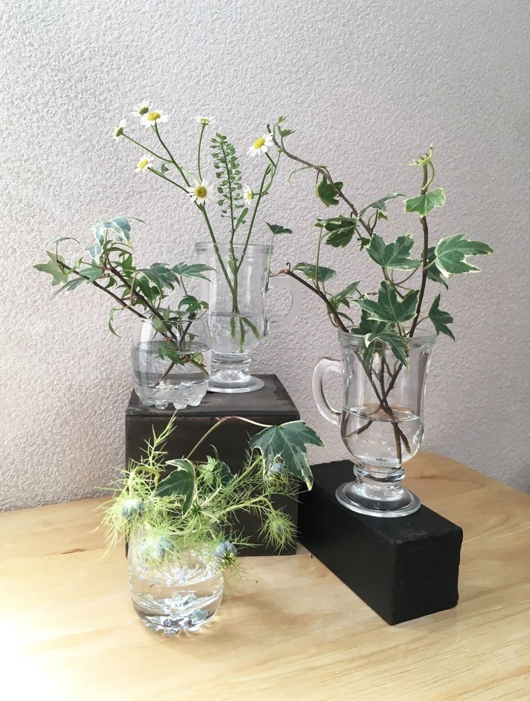 小瓶の花飾りとニゲラの話｜花と日々 yas