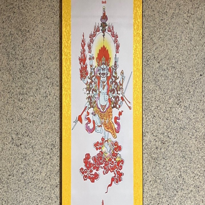 床の間の掛け軸を＜烏枢沙摩明王＞に変更｜合同会社カミイズミヤ（舊