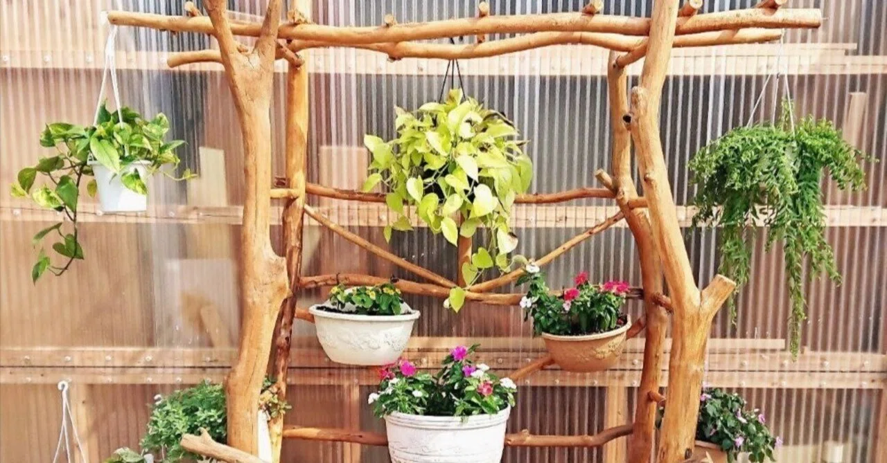 流木アート 花台 流木をアートに・・花を飾れる花台に｜犬小屋K