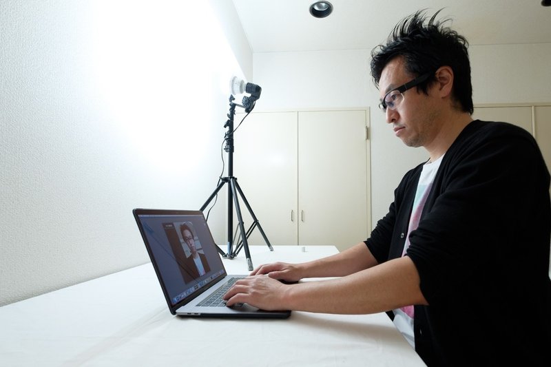 Zoom会議でお互いの顔が見やすくなるちょっとした照明工夫 Kengo Osaka 逢坂 憲吾 Note