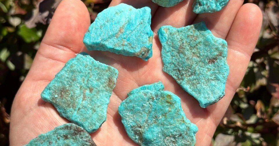 アメリカ南西部で発見された“多層構造ターコイズ原石”の謎：宝石界が熱