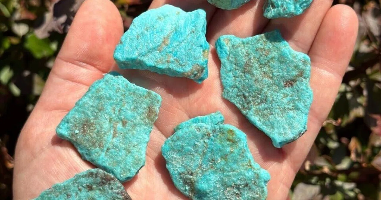 原石、詳細不明 アメリカ南西部で発見された“多層構造ターコイズ原石”の謎：宝石界が熱