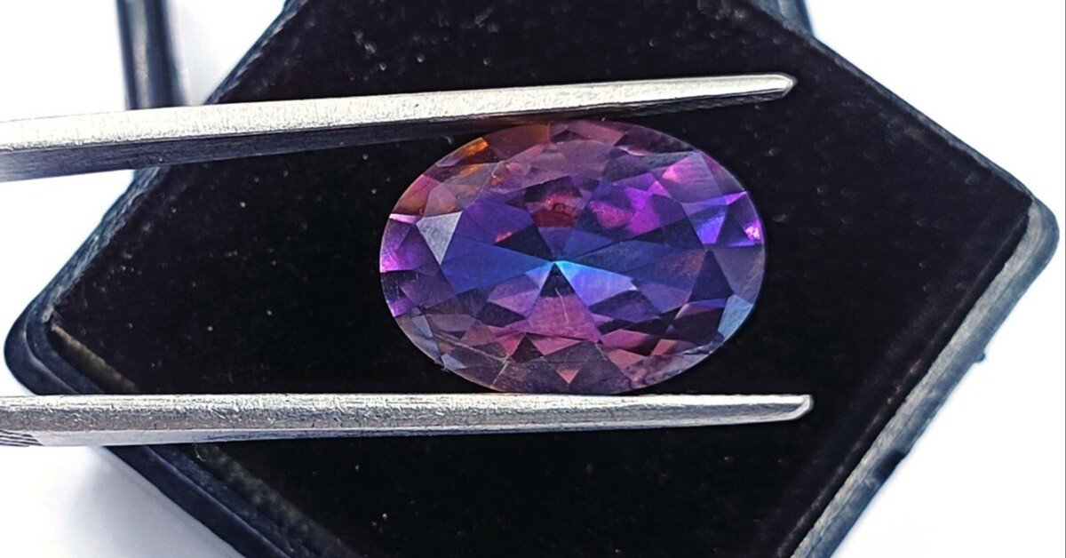 スリランカ山岳地帯で発見された“バイカラー・アレキサンドライト”原石