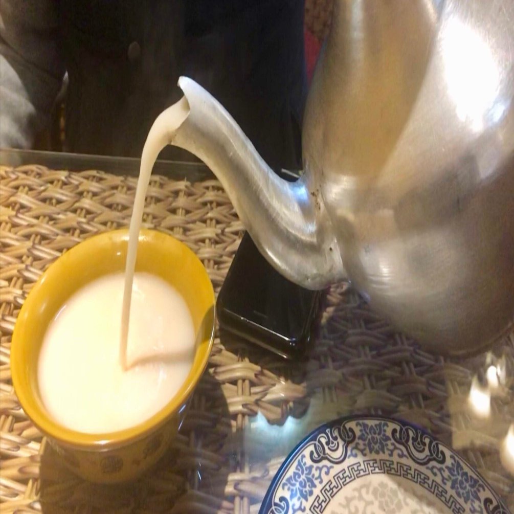 ぺろぺろしか飲めないけど美味しい_チベット喫茶のバター茶｜にゃがた