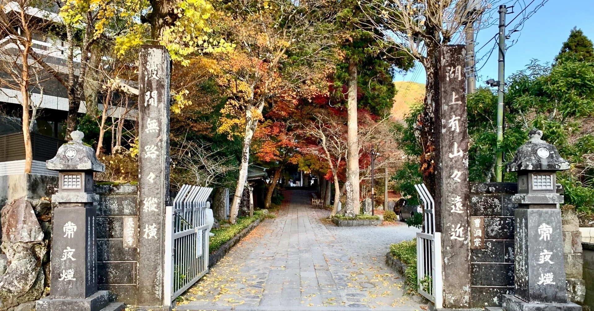 おでかけ：長安寺ーユニークな仏像が無数に立ち並ぶ、箱根の紅葉の名所