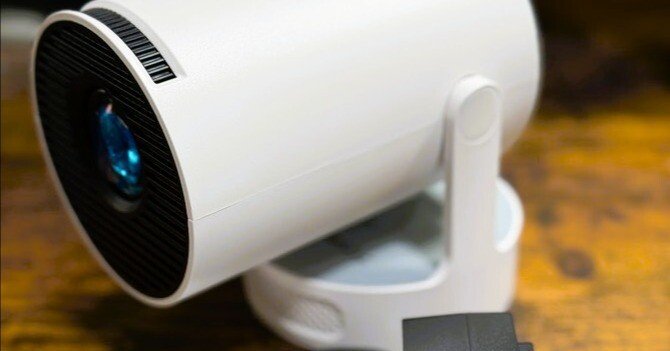 270°回転＆Android TV14.0搭載の「超小型プロジェクター」を購入して