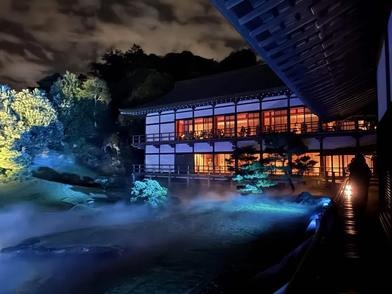 光で神秘的な、夜の建長寺｜透析中のトラベラーちょぴん