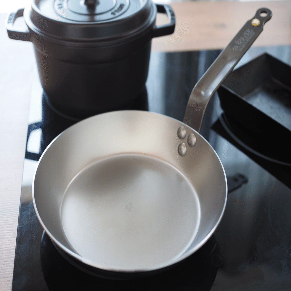 ただ焼くだけで旨い。de Buyer鉄フライパン「ミネラルビー