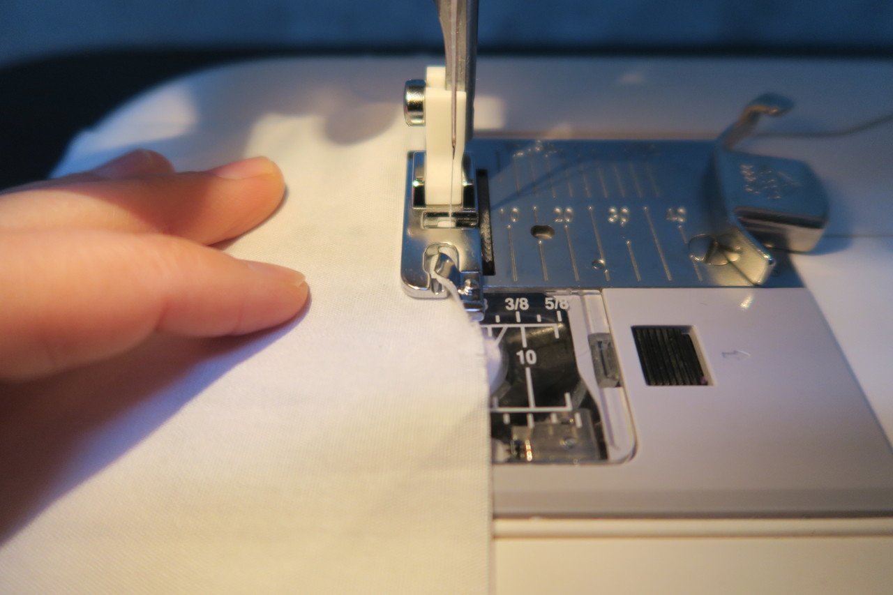 ミシンの 三つ折り押さえ というアタッチメントを買って 使ってみた 端を少し斜めに切って入れると3mm幅の三つ折りにしてくれるもの ハンカチの縁のように まだ下手だからか 最初の数センチが犠牲になる さいとう みかこ うらべっち Note
