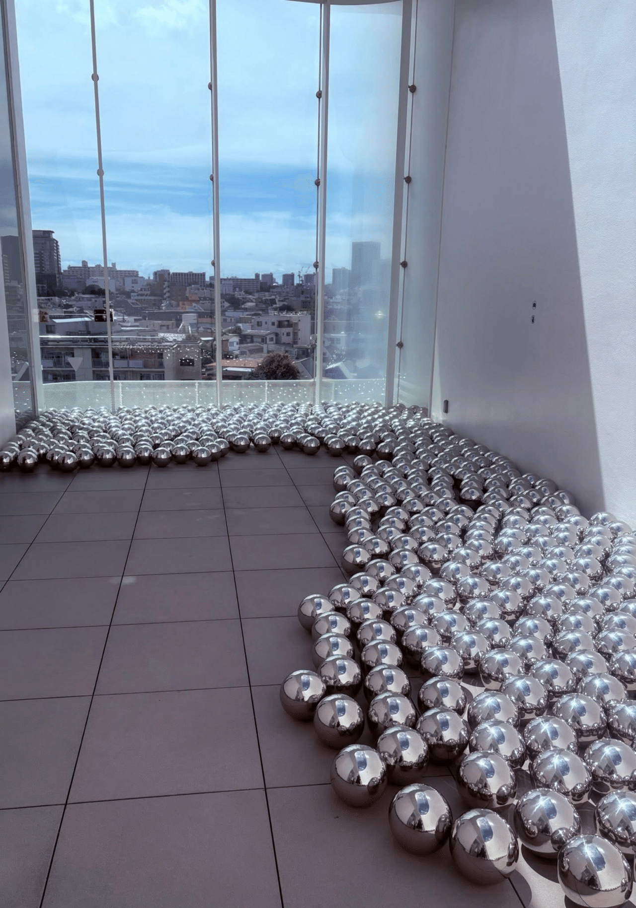 草間彌生美術館「宇宙からの音響」 “Reverberation from the Universe