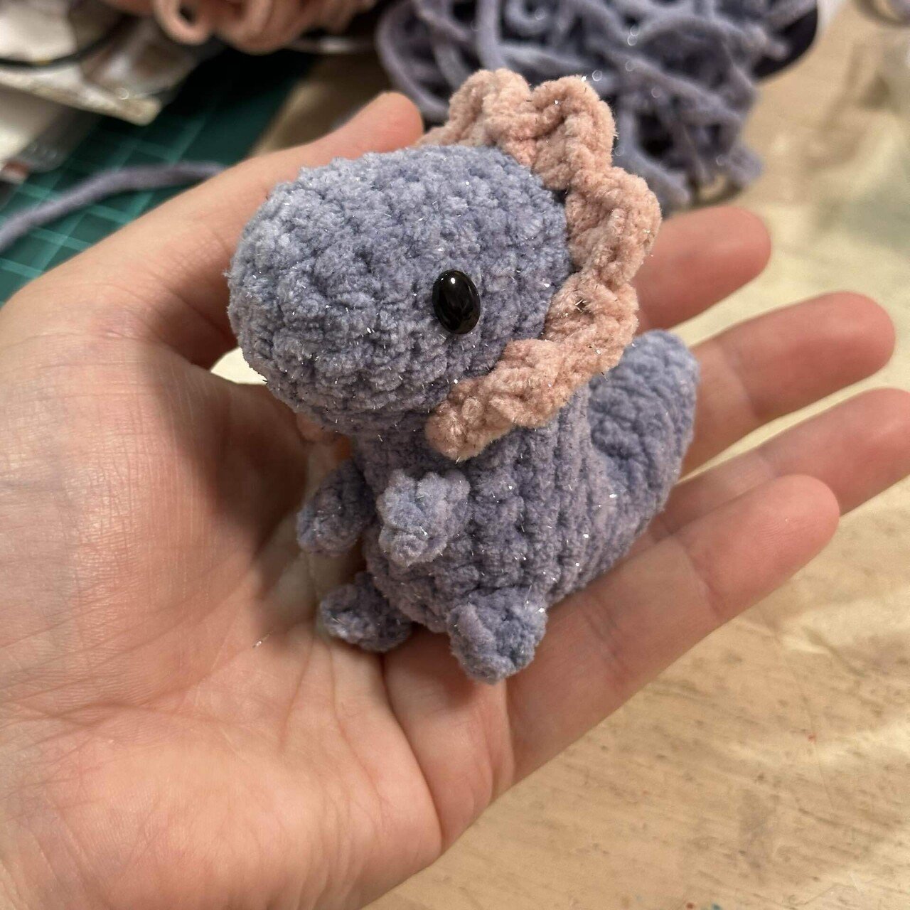 襟巻き&背ビレ恐竜ちゃんのあみぐるみ｜reirei3413