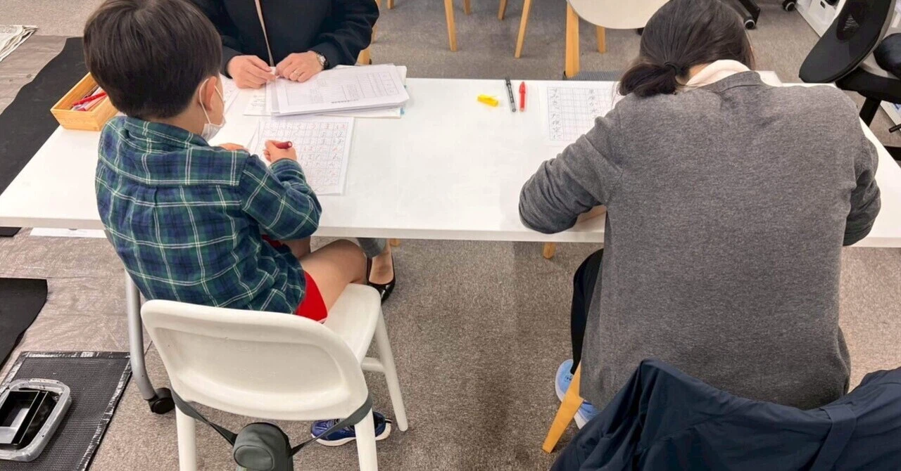 子どもと大人が同じ机を囲んで学ぶ教室