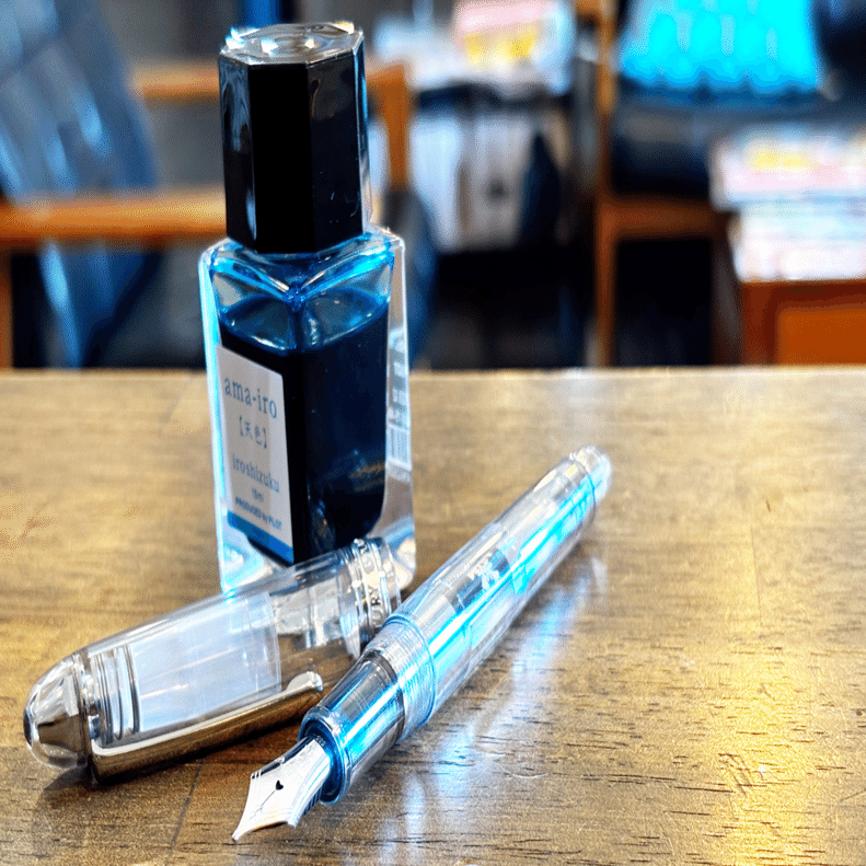 センチュリー#3776忍野×色彩雫「天色」──鮮やかなブルーの濃淡