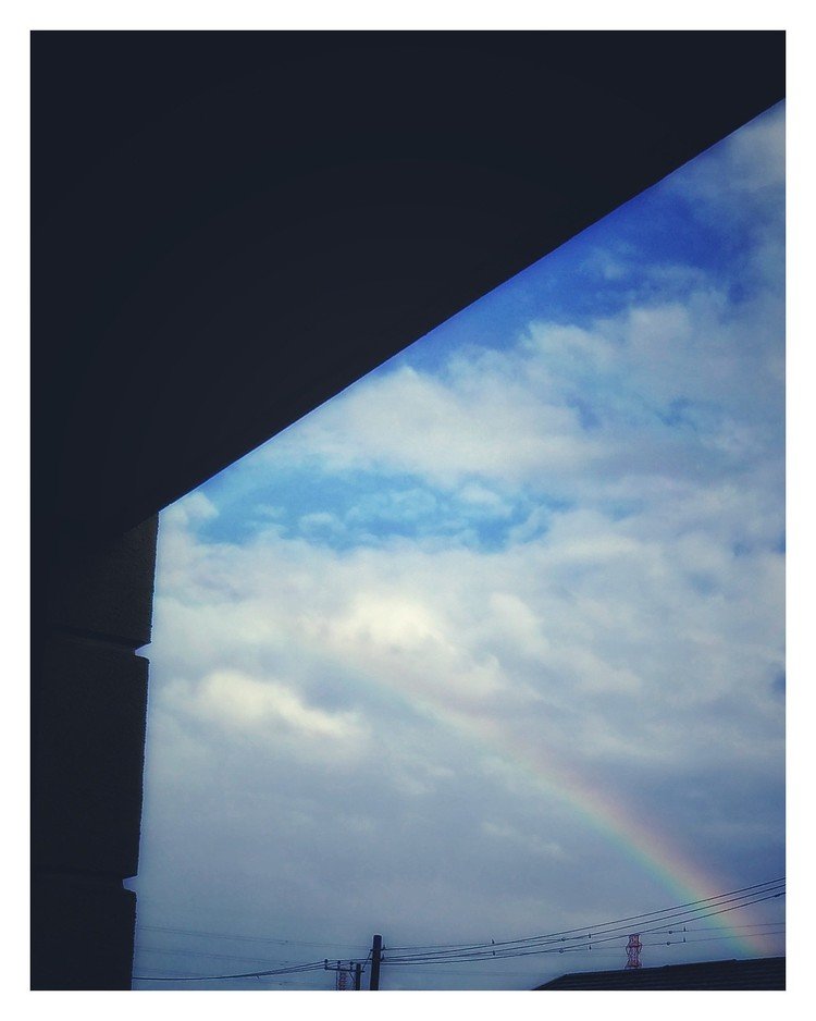 over the  rainbow. 

外に行きたいと泣きながらも我慢した１日。ふと窓の外を見て見つけた虹。
「きれいだね。」
心が少し柔らかくなった瞬間。