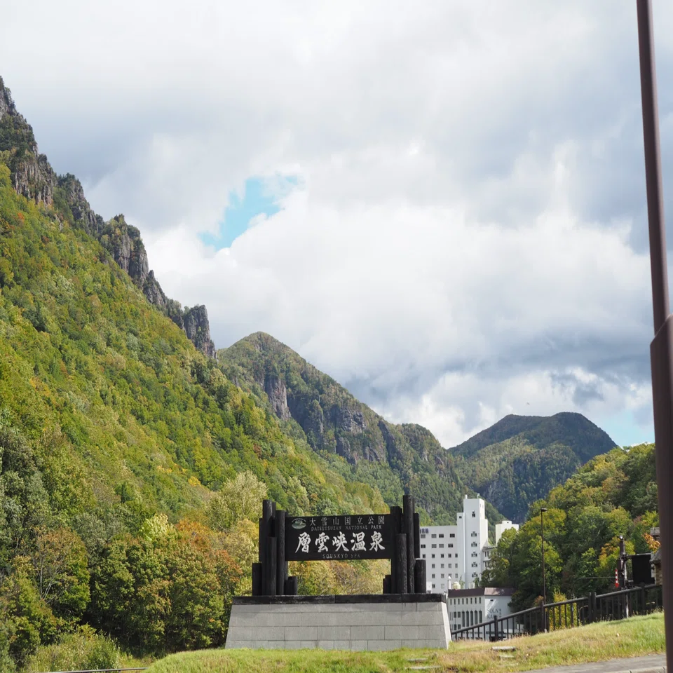 超絶景！】層雲峡で大雪山が作り出した火砕流大地と柱状節理に見惚れる