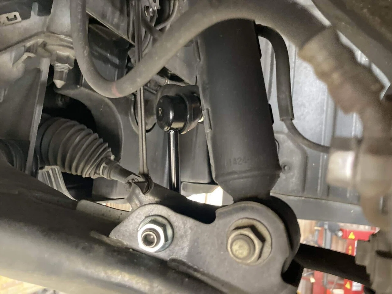 URS206】トヨタ クラウンマジェスタ、スタビライザリンク交換の巻｜ぽ 