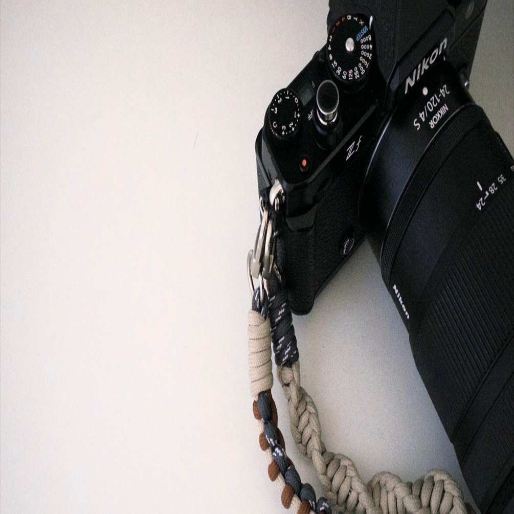 Nikkor Z 24-120mmをリストストラップで持ち歩く｜ena