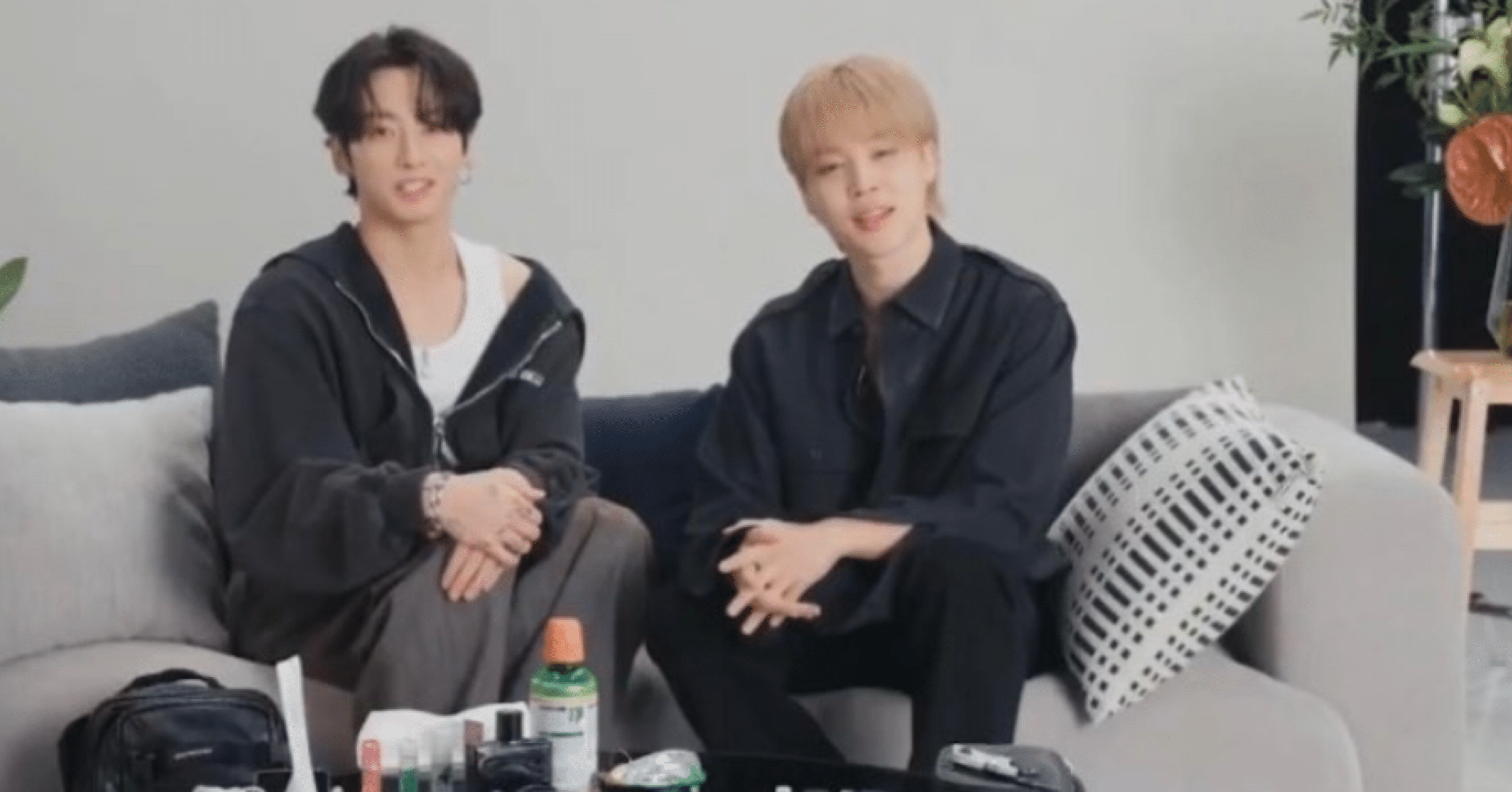 ジミンさんの👜の中身拝見🔎｜三日月