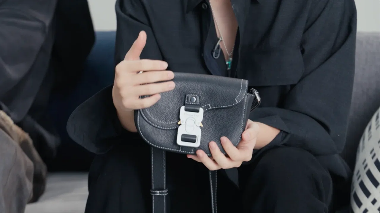 ジミンさんの👜の中身拝見🔎｜三日月