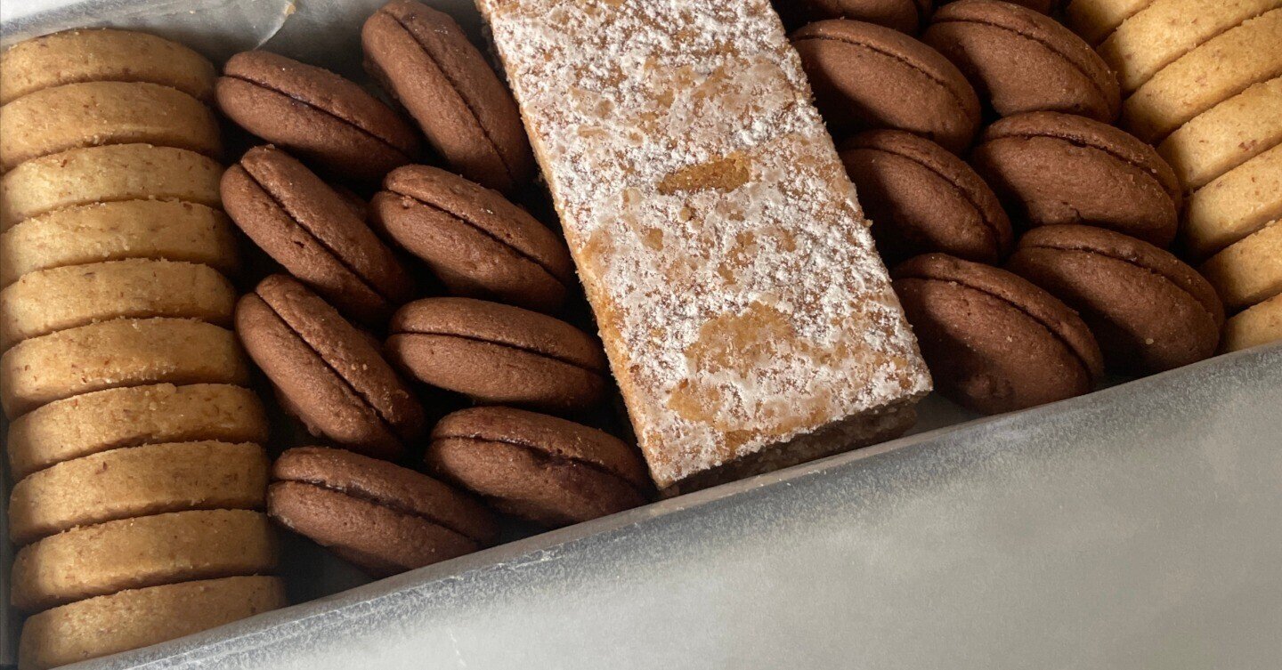 ツッカベッカライカヤヌマのテーベッカライA缶(美味しいクッキー缶の ツッカベッカライカヤヌマのテーベッカライA缶(美味しいクッキー缶の