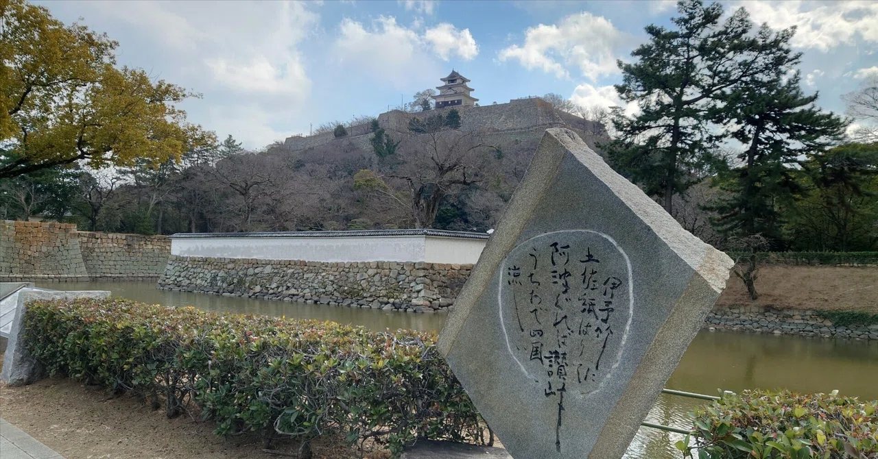 国内旅行】香川①：丸亀・高松 天をつく丸亀城｜くろたん