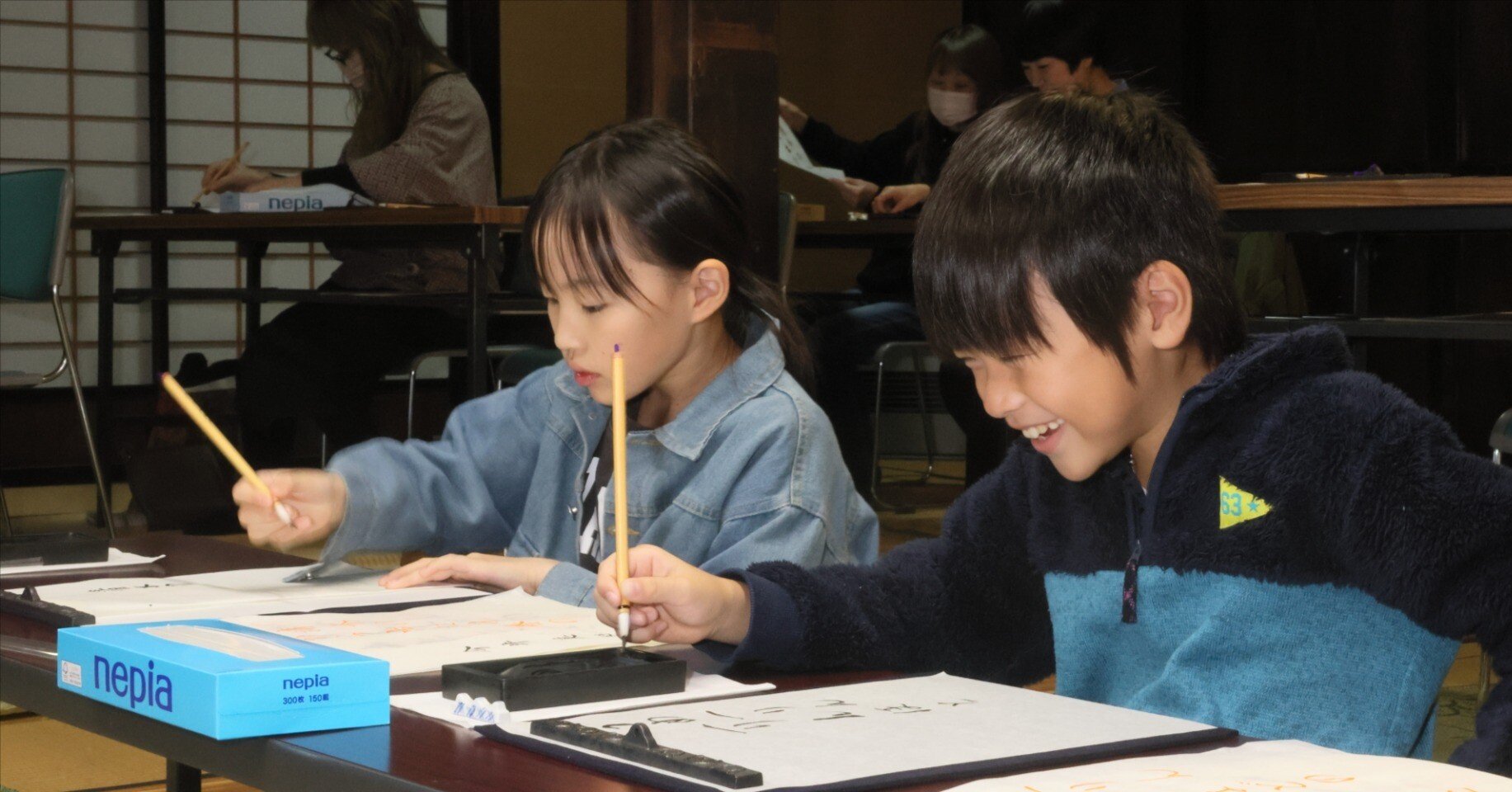かな書道 笑顔で楽しむ／仲田光成さん出身の竹野で初開催／「あきつ会