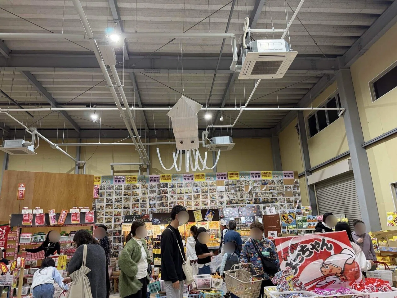 近所になくて良かった……日本一のだがし売場で7000円溶けた日｜椎名めうら