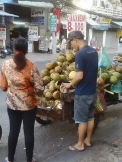1月のこの時期でもベトナム南部ではふつうにココナツを売っている。喉が渇けば、ココナツジュースを。1個8000ドン(約40円)。