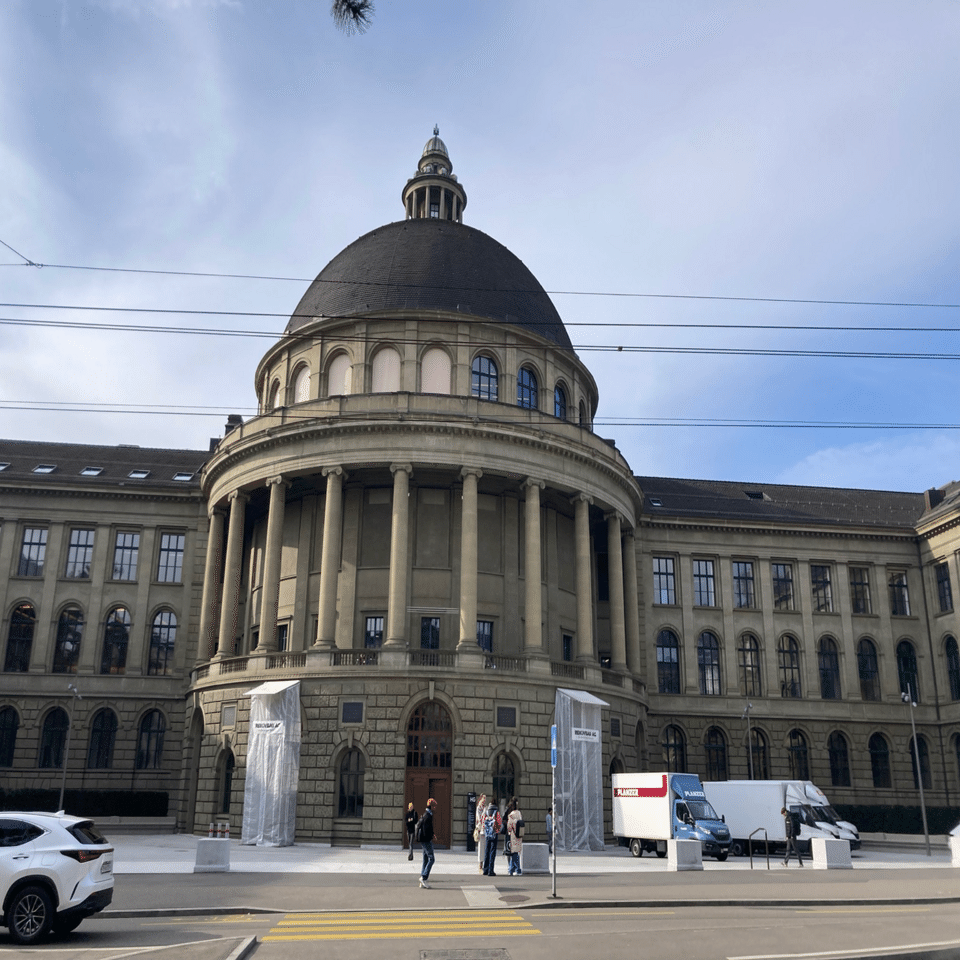 弾丸パリ旅行体験記🇫🇷】致命的なミスにより初めてのフランスでネットが使えなかった話。【前編】｜じゅりえ【Juliette】@プロホームレス🇪🇺