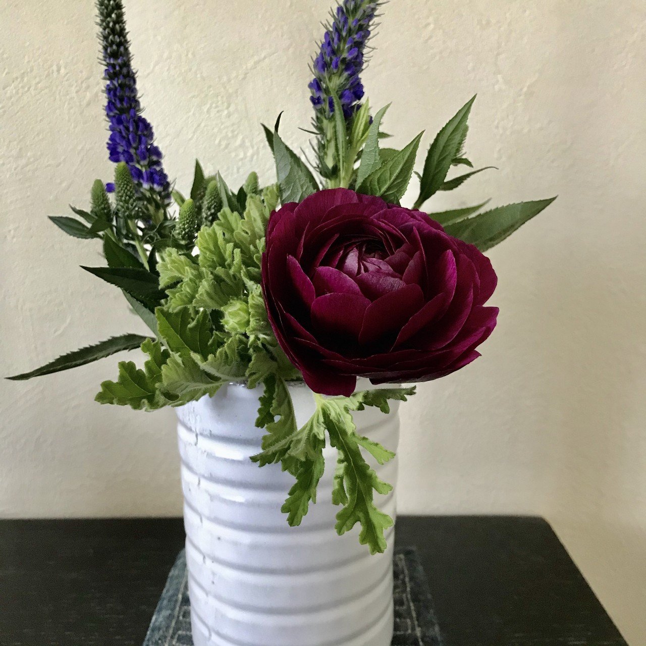 昨日 行きつけの青山の美容院へ行ったので 紀ノ国屋スーパーでお花を買う 明るい気持ちになりたくて バラ色のラナンキュラスを混ぜた 美容院は予約の お客様だけの対応でひっそりとオープンしていた 表参道も人通 チャコ Hisano Note 昨日 行きつけの青山の美容院へ行ったので 紀ノ国屋スーパーでお花を買う 明るい気持ちになりたくて バラ色のラナンキュラスを混ぜた 美容院は予約の お客様だけの対応でひっそりとオープンしていた 表参道も人通 チャコ Hisano Note