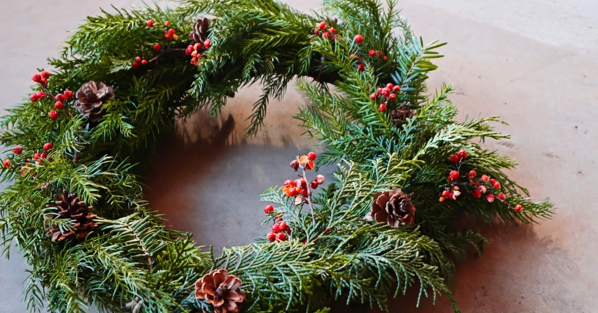 森と暮らし事典】冬を彩る森のクリスマスリース｜やまとわ｜森をつくる