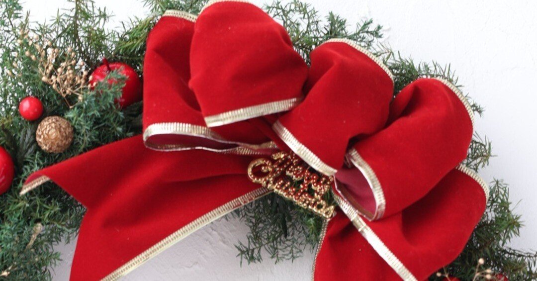 赤いリボンの華やかなクリスマスリース｜ブルージュフラワーデザイン