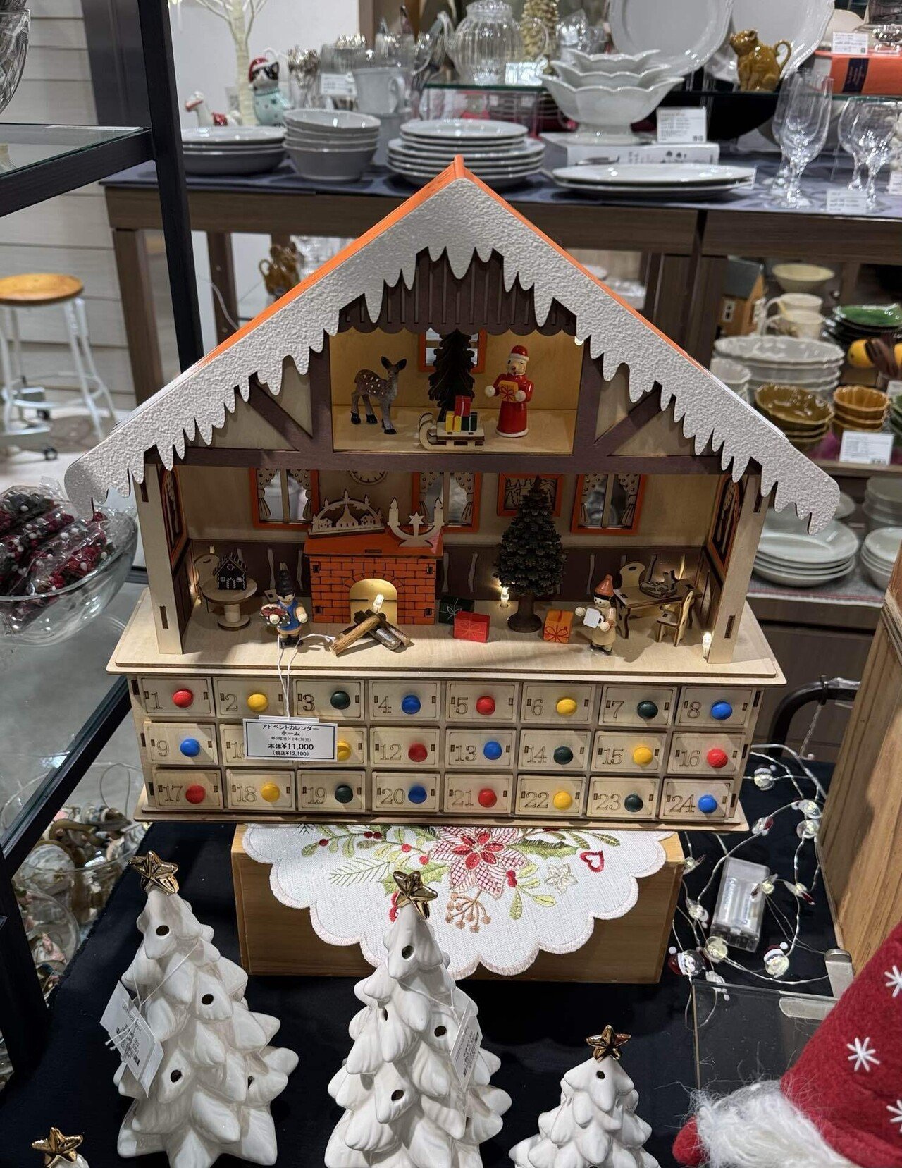 【お値下げ】 アドベントカレンダー 家の形 ╲おうち型の缶アドベントカレンダー🎅🏠🎄／ 木製オーナメント付きで