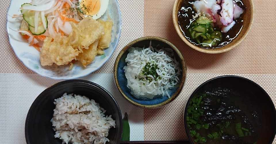 夕ご飯はタケノコの天ぷら 新玉サラダ シラスおろし タコのもずく酢 もち麦ご飯 とろろ昆布のお吸い物 ๑ ๑ ﾓｸﾞﾓｸﾞ ウズ Note
