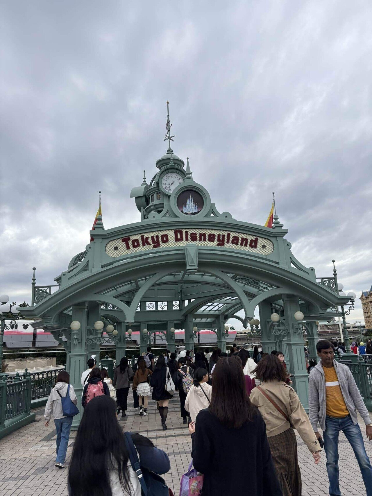 約20年振りにディズニーランドに行きました！｜なぞのひげ