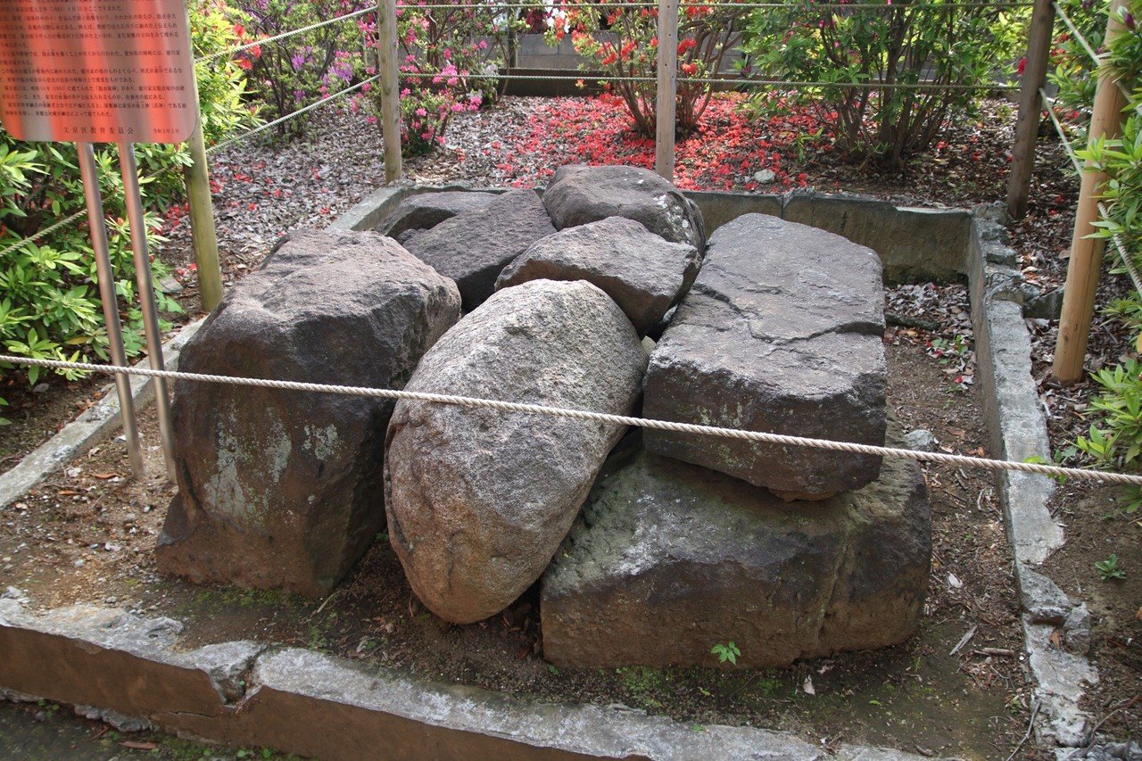 根津「根津神社 徳川家宣胞衣塚」｜鈴木マイ