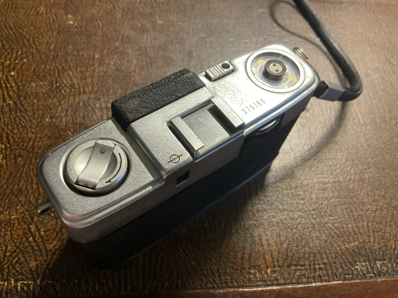 昭和レトロ フィルムカメラ オリンパスペンSが出てきました 昭和レトロ フィルムカメラ オリンパスペンSが出てきました