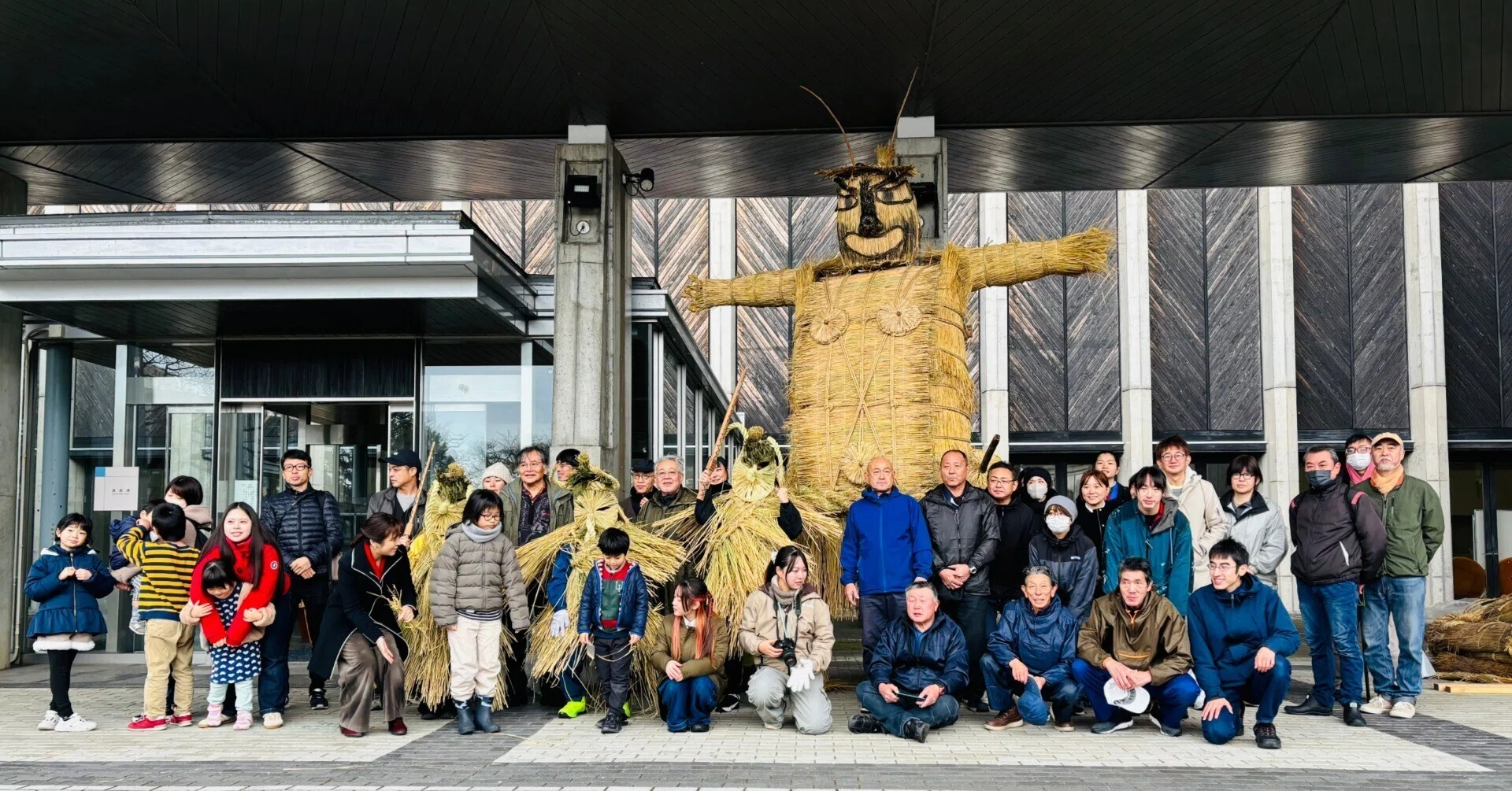 ドウソジン…ってなに？—みんなで人形道祖神の衣替え！｜秋田銀行