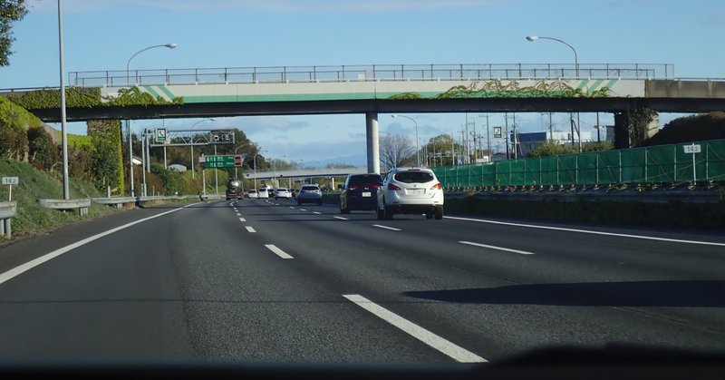 ウインカーを長く点滅させれば、あおり運転現象はなくせる