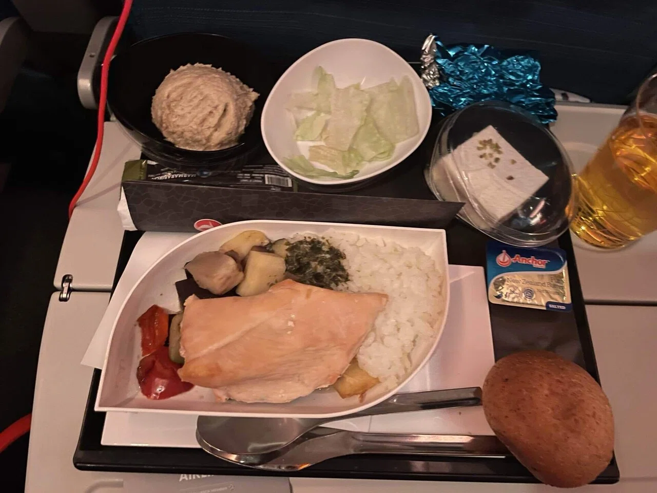 社内ニートの密かな楽しみ】航空会社の機内食って何が食べられるの