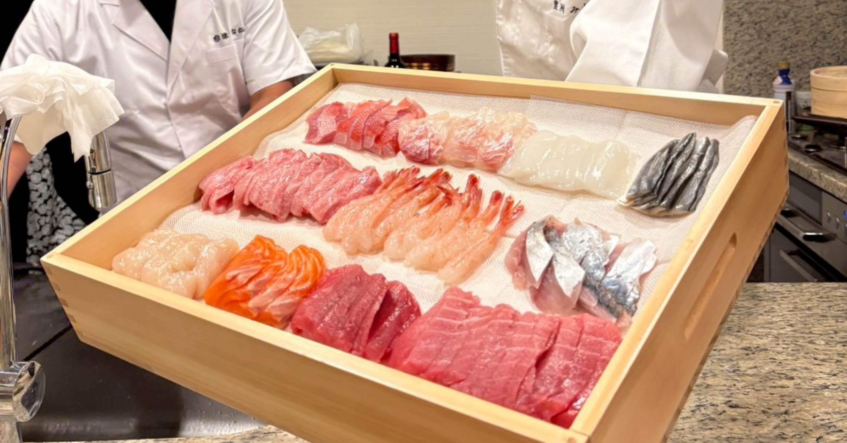 ネタ箱　お寿司屋さんも和食屋さんに3個まとめ売り　バラ売り応相談 楽天市場】ネタ箱 (中) 目皿・木製 蓋付 〜和のおもてなし〜 皿 木製