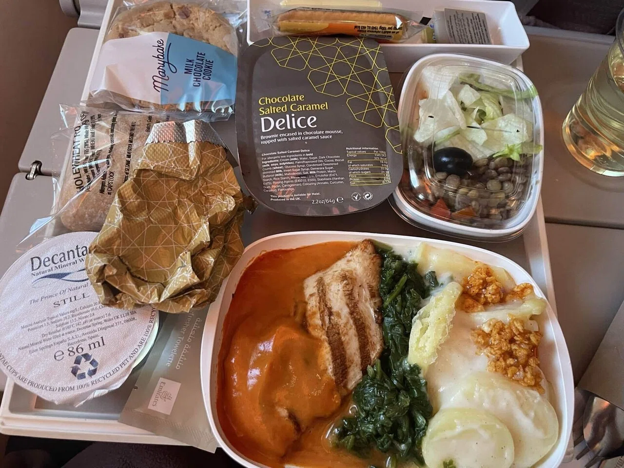 社内ニートの密かな楽しみ】航空会社の機内食って何が食べられるの
