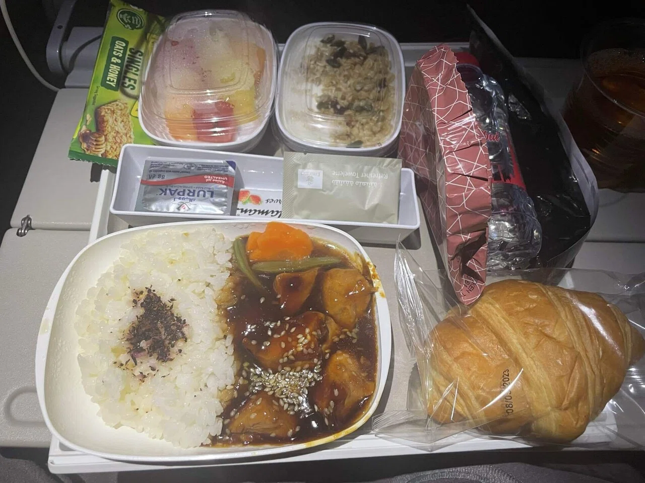 社内ニートの密かな楽しみ】航空会社の機内食って何が食べられるの