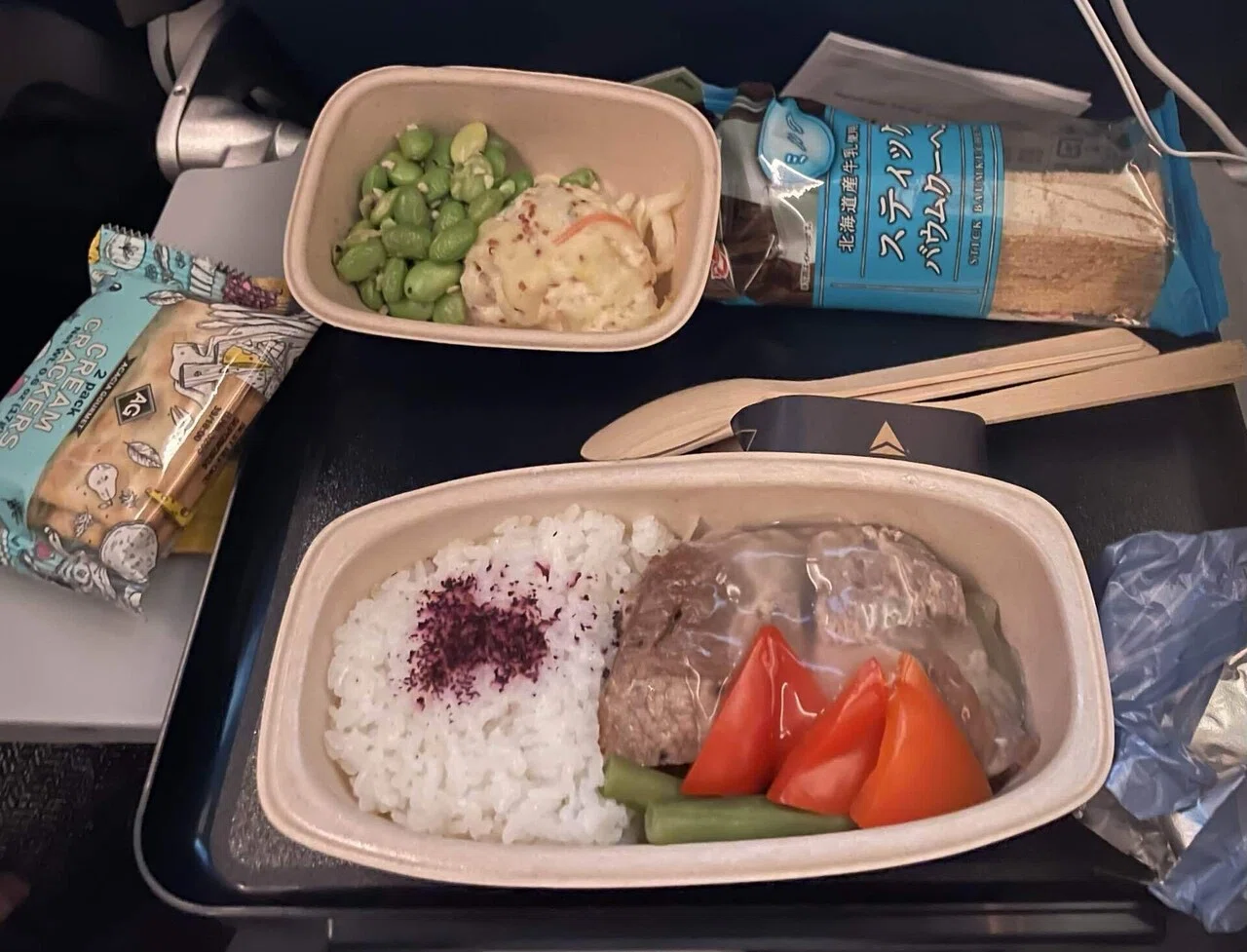 社内ニートの密かな楽しみ】航空会社の機内食って何が食べられるの
