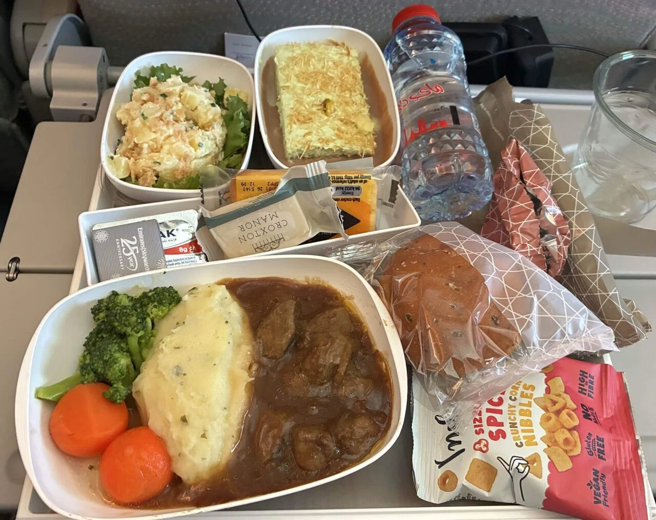 社内ニートの密かな楽しみ】航空会社の機内食って何が食べられるの