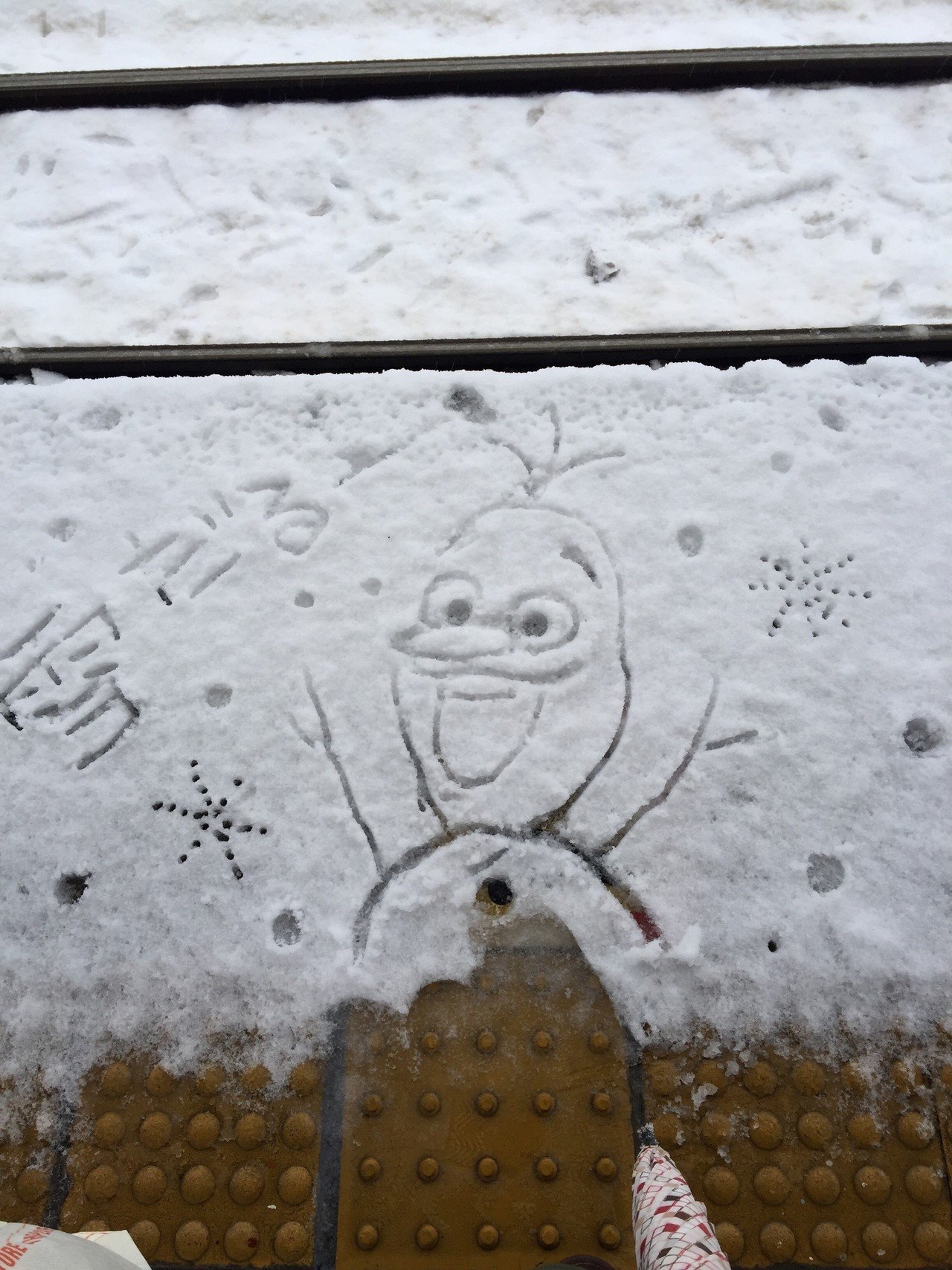 1時間駅で待たされたのでオラフ描いて遊ぶ 雪だるまつくーろー 数分後 電車来て 降りてきたおっさんにガン見されながら躊躇なく踏まれる 無念 Moca 萌香 イラスト Note