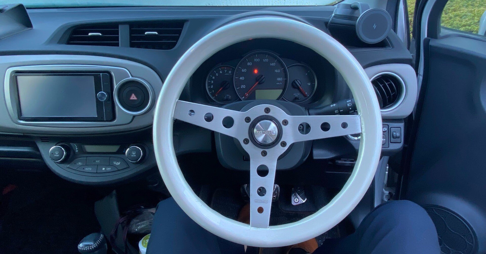 ヴィッツ ハンドル交換：ナルディ→MOMO｜Weekend Garage & Cars Life
