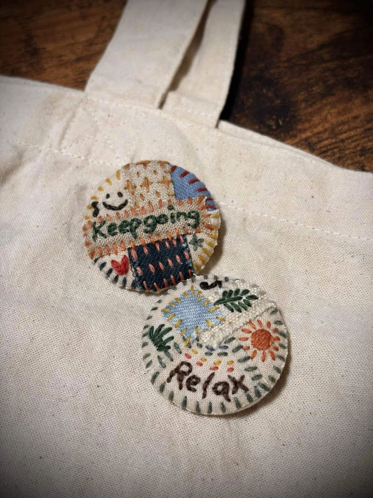 心がふっと軽くなる。パッチワーク刺繍ブローチのお話｜Nanairo holiday