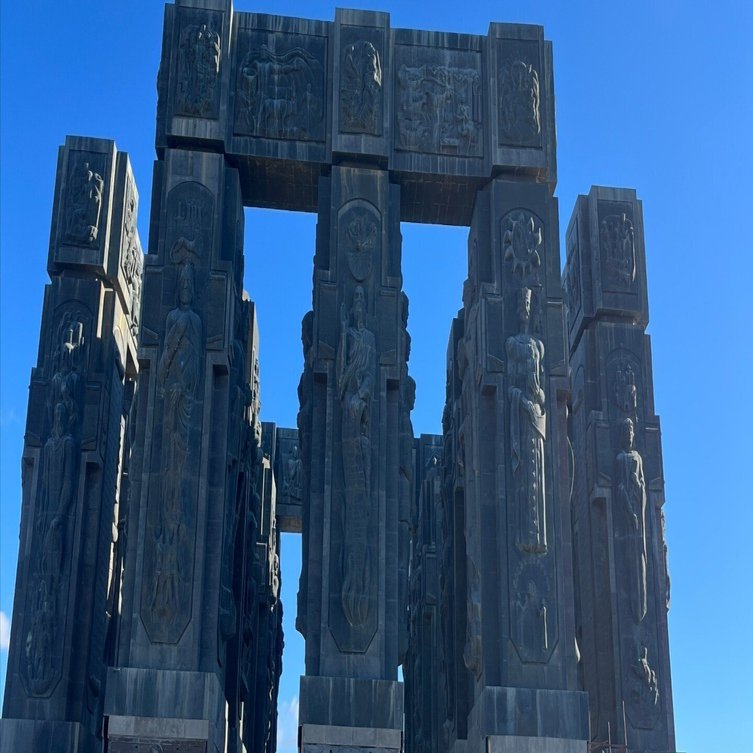 トビリシに来たら一度は見たい「Chronicles of Georgia」｜無料で圧巻